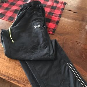 Men’s Under Armour Warm up pants.